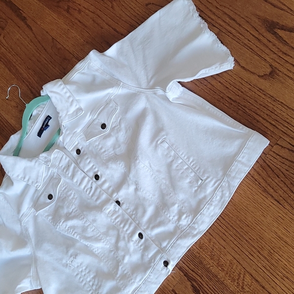 White Denim Plus Size 32W Jean Jacket with Metal Rivet Closure - Picture 2 of 11